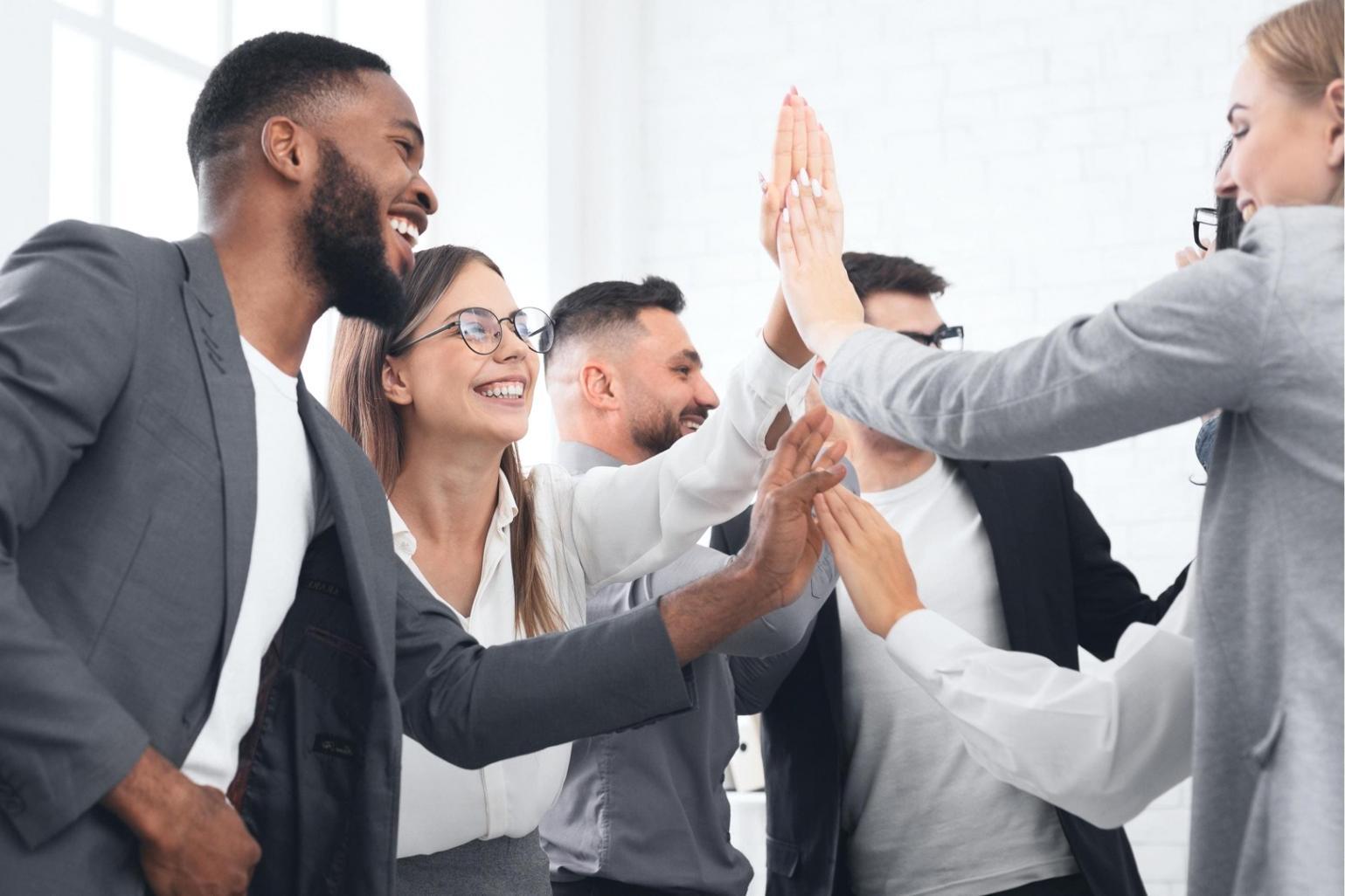 Equipo de especialistas trabajando en procesamiento de nóminas